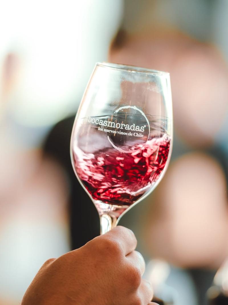 Imagen de copa de vino de Feria Bocas Moradas. Créditos: Instagram.