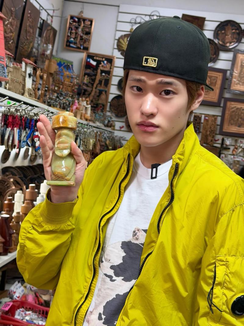 Integrantes de RIIZE en feria artesanal Santa Lucía. Créditos: Instagram.