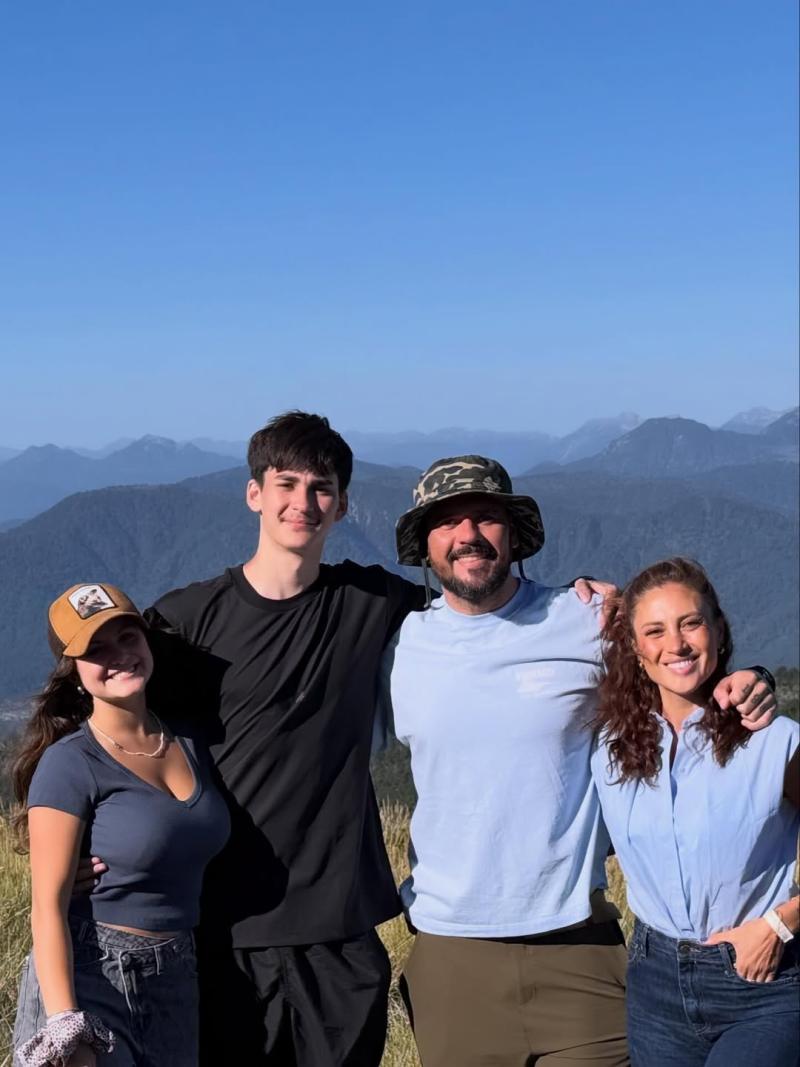 Familia Verdier Bejarano y Julieta, polola de Guillermo | Instagram