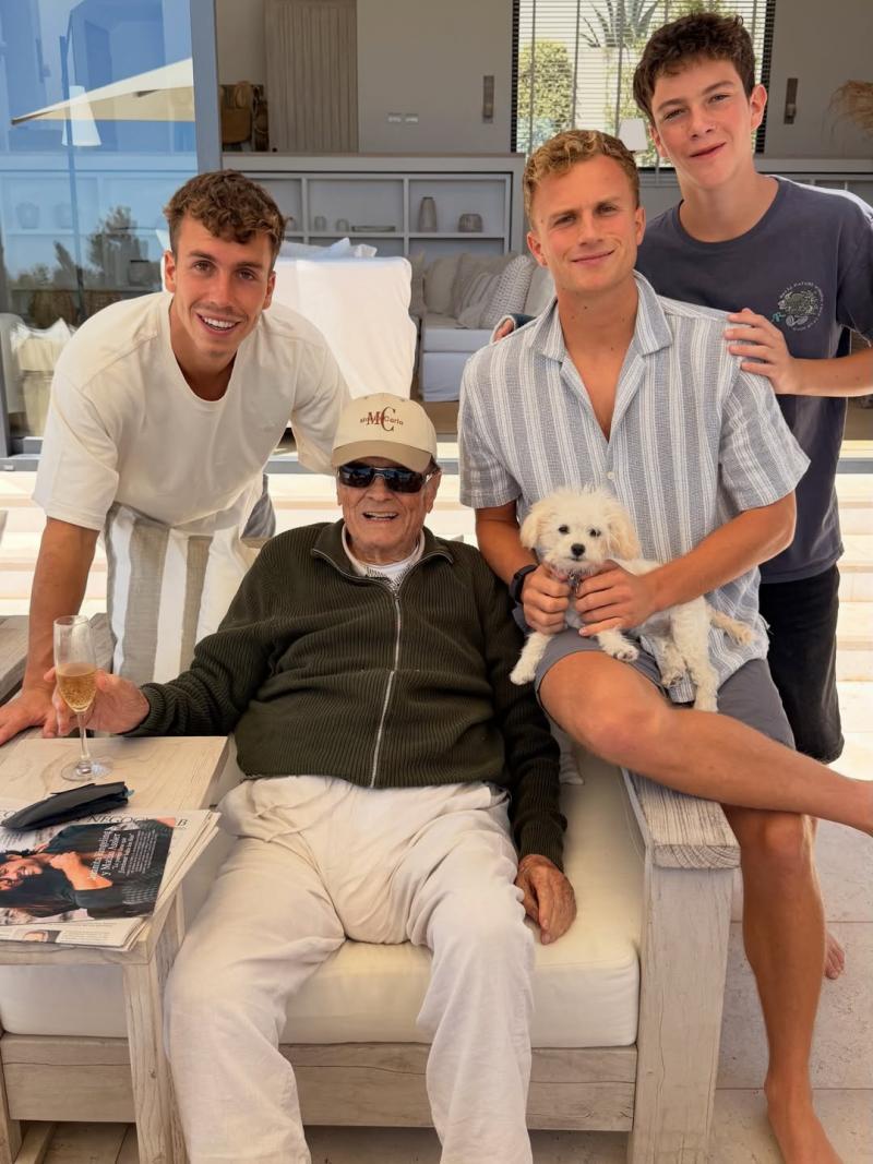 Enzo Bolocco Cintolesi junto a sus nietos, hijos de Diana Bolocco | Instagram