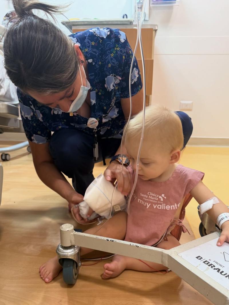 Roma, hija de Tanza Varela y Matías Bize durante su hospitalización | Instagram