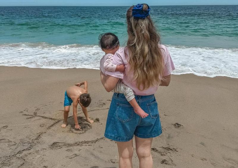 Alison Mandel junto a sus dos hijos