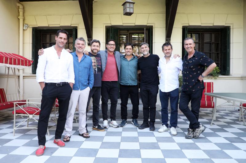 Elenco de Machos se reencuentra para homenajear a Héctor Noguera. Créditos: Canal 13.