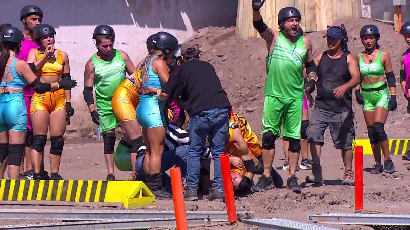 Kanela fue retirado en ambulancia