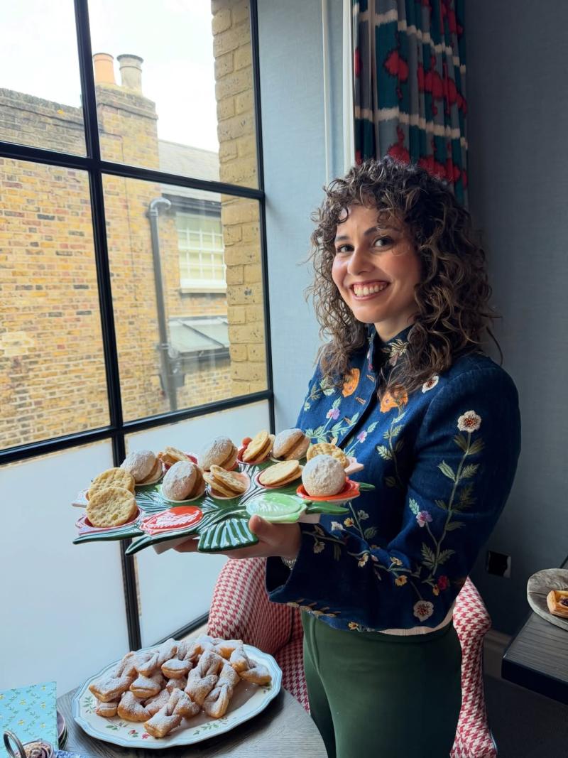 Chef chilena Carolina Rocco llevó dulces al elenco de Bridgerton. Créditos: Instagram.