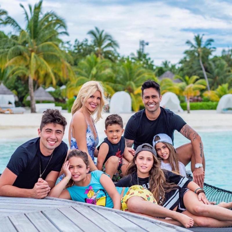 María José López y Luis Jiménez junto a sus hijos | Instagram