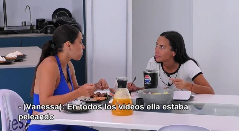 Cyntia y Vanessa hablan sobre Valentina durante el almuerzo.