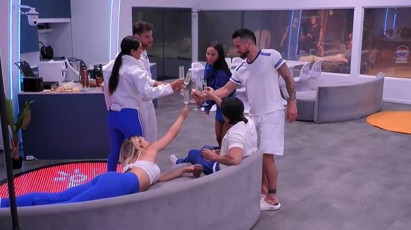 Espartanos decidió brindar pos su triunfo en la competencia por equipos.