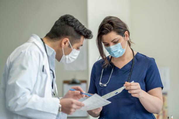 Buscan médicos y enfermeros chilenos para especializarse trabajando en Alemania - ISTOCK