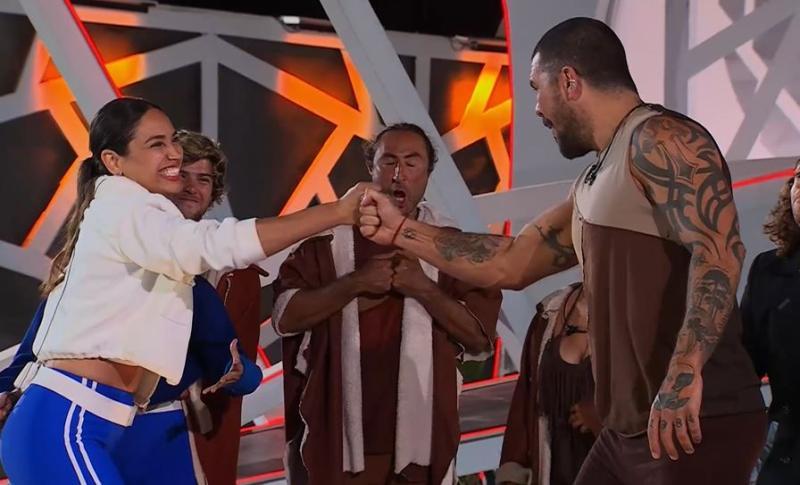 J.P ganándole al cachipún a Vanessa Santos