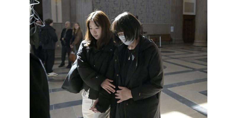 Mamá de Narumi, Taeko Kurosaki, apoyada por la hermana de la joven | Joel Philippon