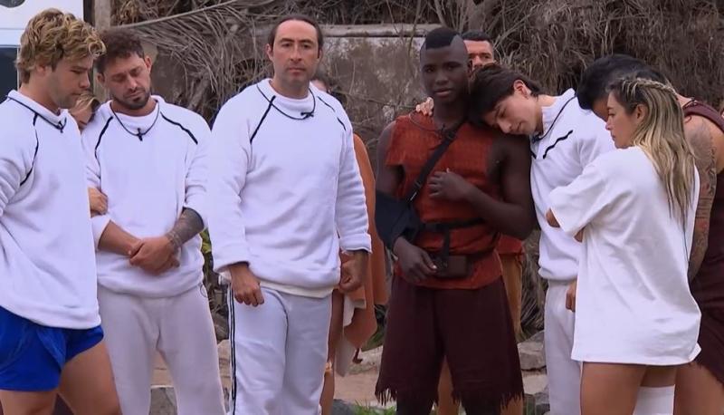 Mike siendo despedidos por sus compañeros en "Mundos Opuestos".