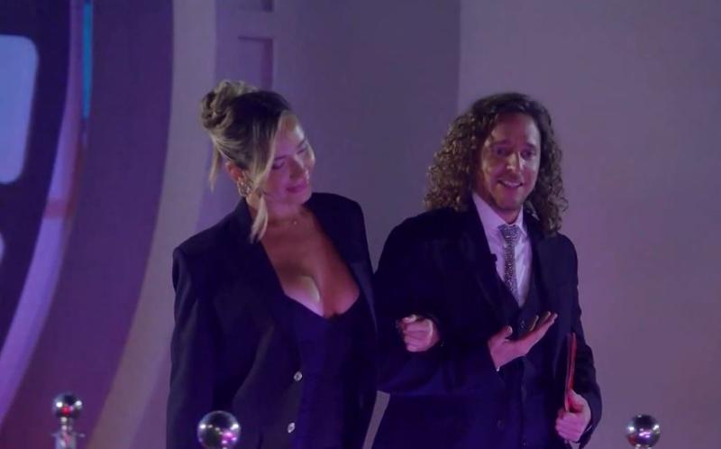 Valentina fue a recibir el galardon por la "Mejor pelea"