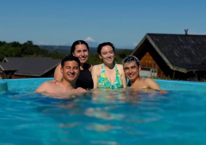 La intérprete de ‘Mueve el ombligo’ en una piscina junto a amigos y su esposo luciendo un bikini verde con azul, en el contexto de unas vacaciones en Fresia, Región de Los Lagos, enero 2026 | Instagram