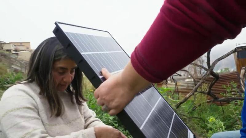 Vecinos instalan paneles solares para iluminar las calles tras incendios de Viña del Mar 2024. Créditos: 13C.