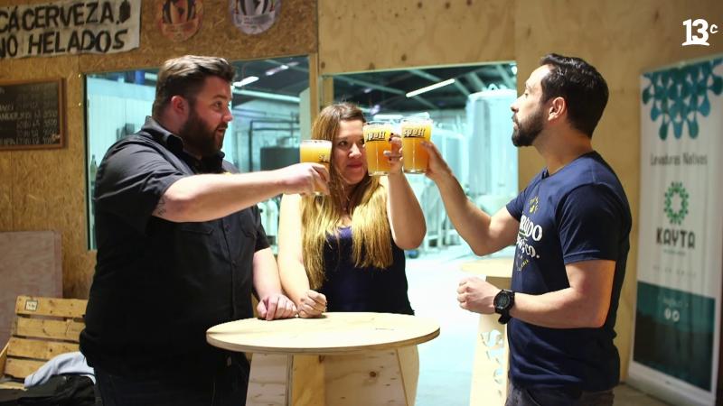 Ben Wood, María José Duarte y Cristián Campos Melo en programa "Cerveza: Otra historia de Chile". Créditos: 13C