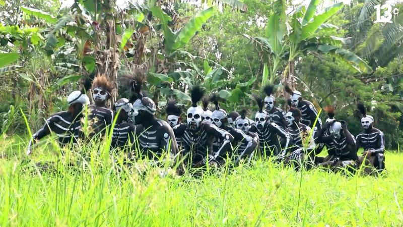 Hombres de la tribu Shimbu con sus cuerpos pintados. Créditos: 13C.