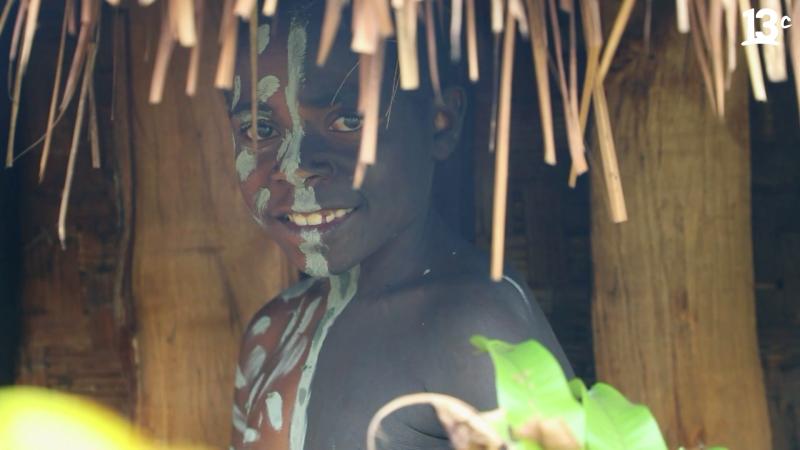 Niño de tribu Nokondi con su cuerpo pintado. Créditos: 13C.