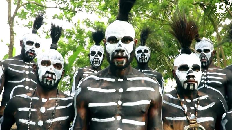 Hombres de la tribu Shimbu con sus cuerpos pintados. Créditos: 13C.