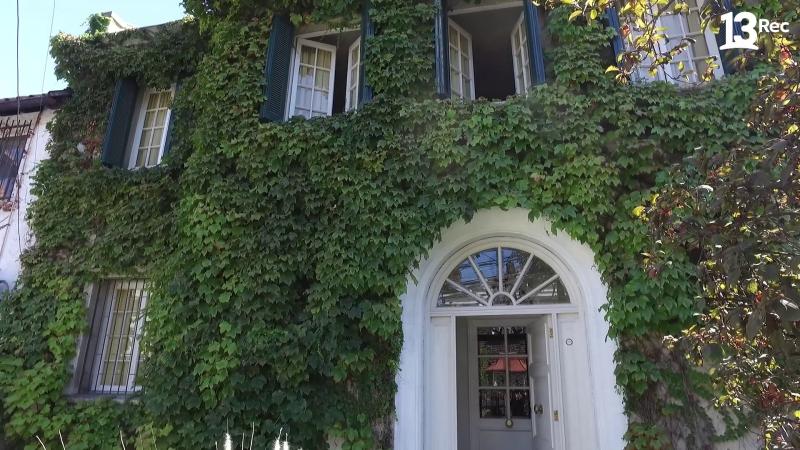 City Tour frente a casona de arquitectura francesa en Providencia. Créditos: 13C.