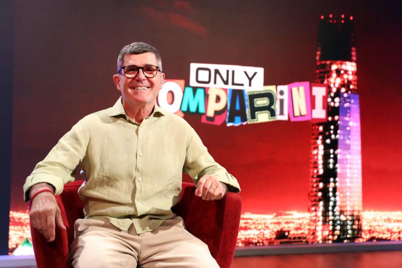 Marcelo Comparini en el estudio de su late show. Créditos: 13C.