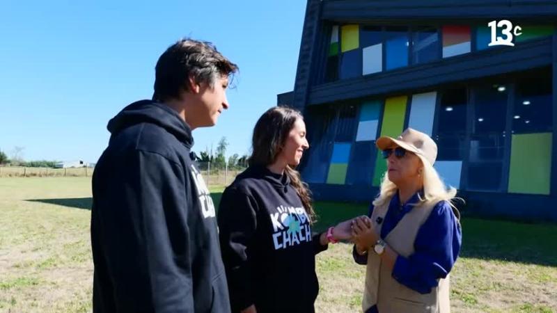 Antonio Sánchez y María Prieto, creadores de Kombuchacha, con la conductora Tere Balmaceda. Créditos: 13C