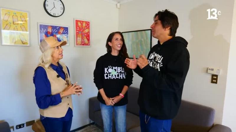 Tere Balmaceda con María Prieto y Antonio Sánchez, creadores de Kombuchacha. Créditos: 13C