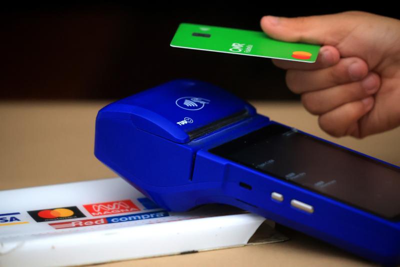 Tarjetas de crédito y débito: por qué recomiendan envolverlas en papel aluminio - Aton.