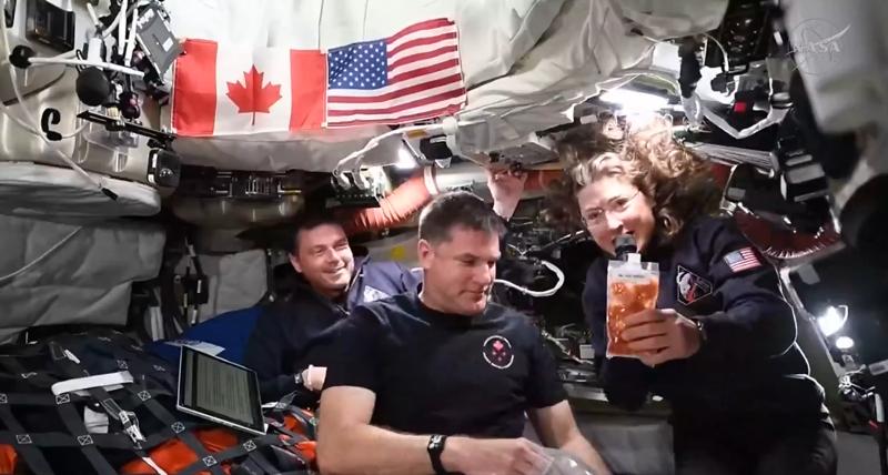 Tres de los cuatro tripulantes en la cápsula Orión de la misión Artemis II. Créditos: @NASAArtemis