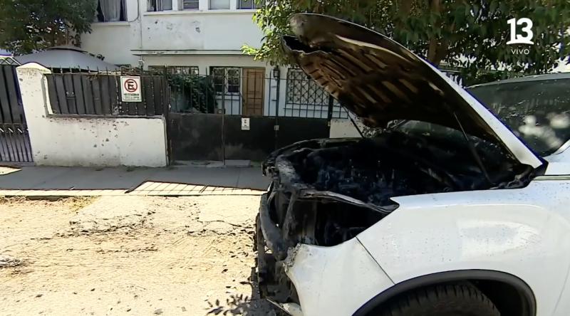 Ñuñoa: sujeto quema camioneta estacionada en un pasaje.