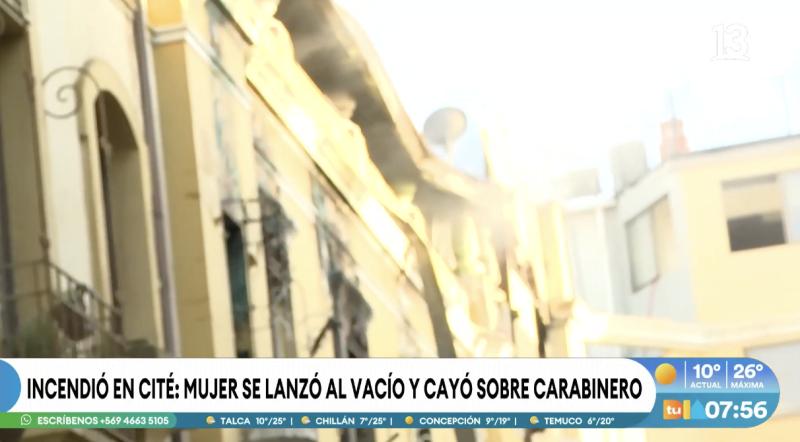 Mujer se lanzó al vacío y cae sobre carabinero en incendio en Santiago.