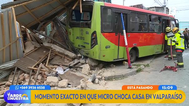 Valparaíso: bus impacta de lleno con casa.