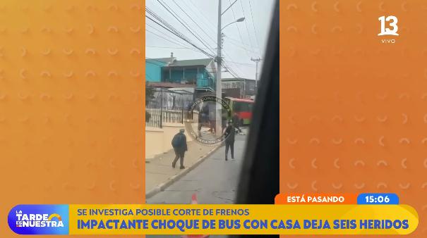 Valparaíso: bus impacta de lleno con casa.