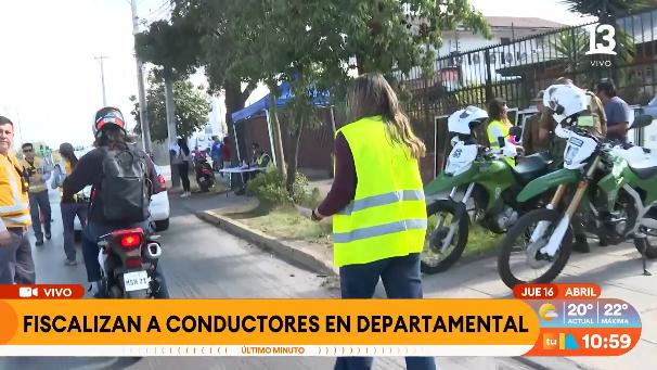 Motociclista intentó dejar estacionada la moto y caminar.