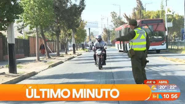 Motociclista intentó dejar estacionada la moto y caminar.