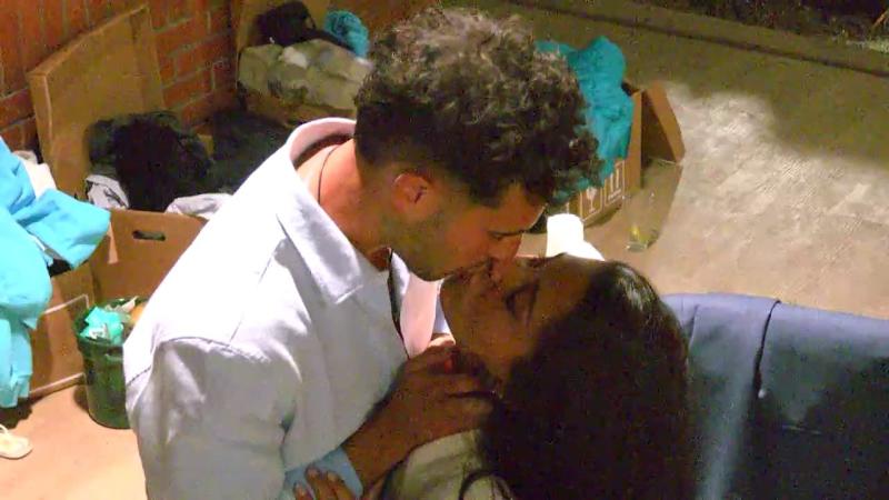 Inesperado beso en Vecinos al límite