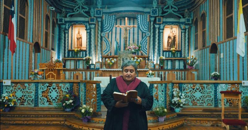 Autora Rosabetty Muñoz en Ella en la palabra. Créditos: 13C.