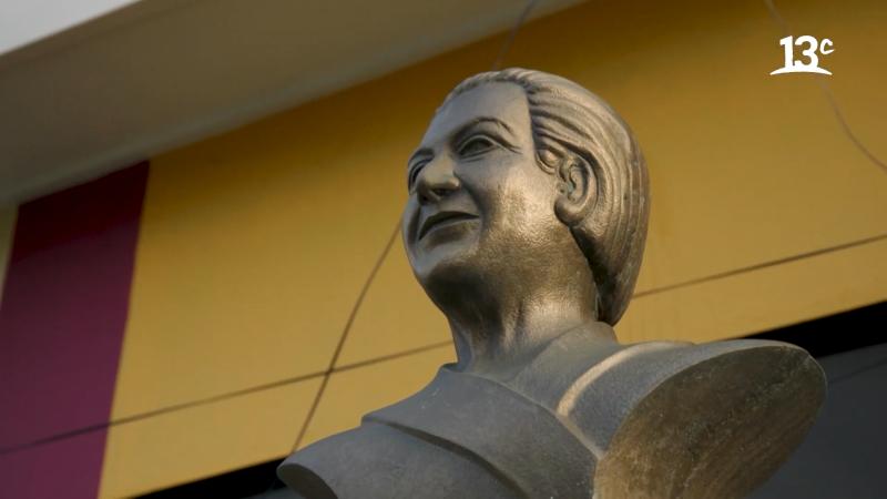 Estatua de Gabriela Mistral. Créditos: 13C