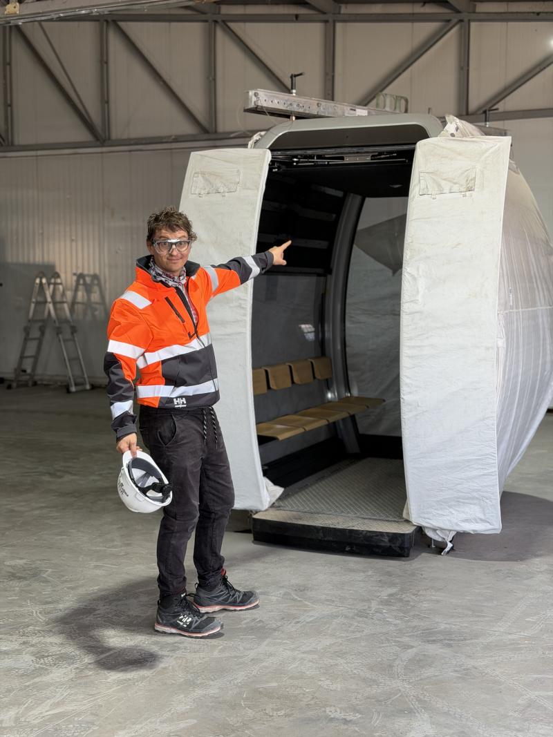 Matías Egaña, conductor de Megaproyectos, afuera de cabina de Teleférico Bicentenario
