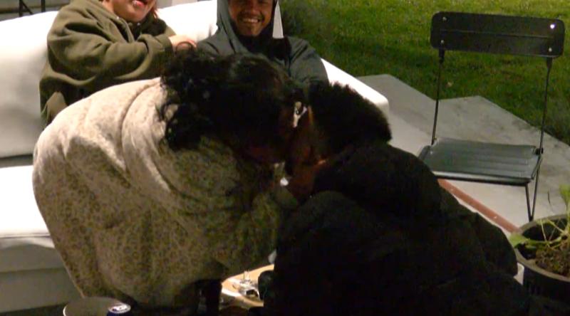 El coqueto beso de Kanela y Sandra en Vecinos al límite