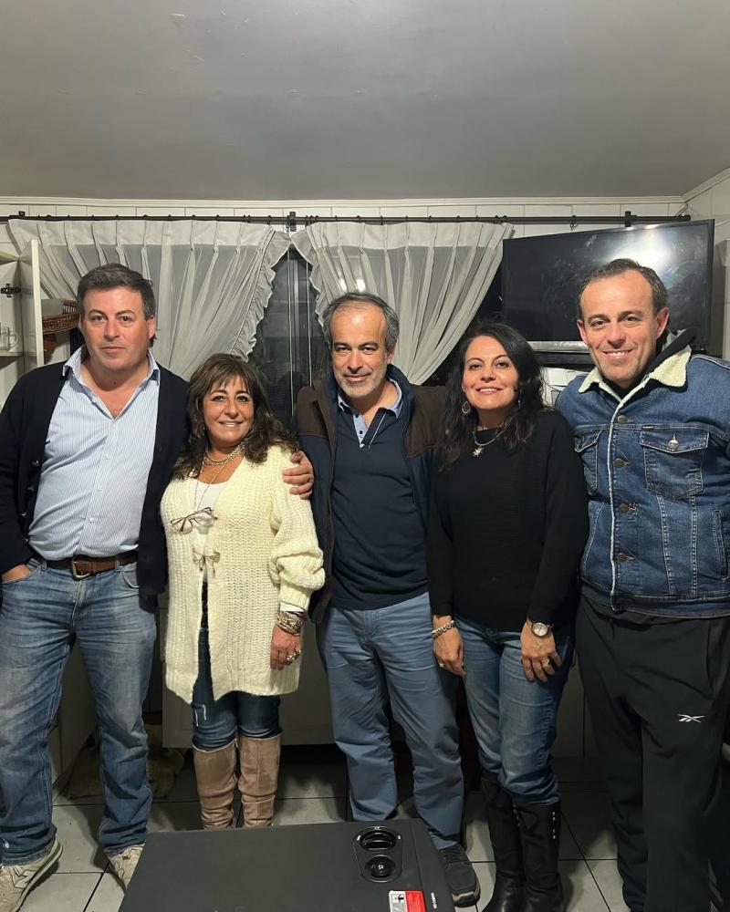 Helhue Sukni junto a sus hermanos | Instagram