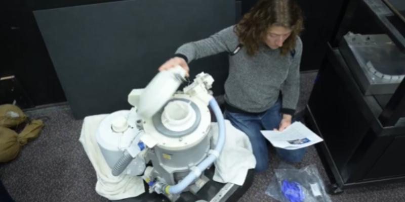 Imagen del inodoro que va dentro de la cápsula Orión de la misión Artemis II. Créditos: NASA.