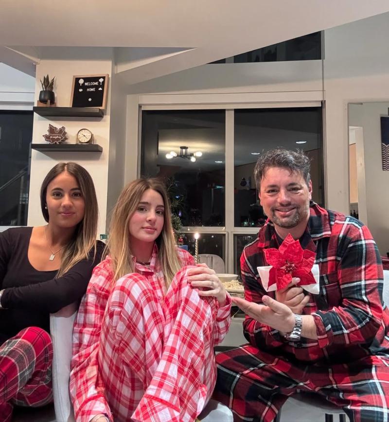 Daniel Valenzuela junto a sus hijas Eloísa (izquierda) Alondra (en medio) - Instagram