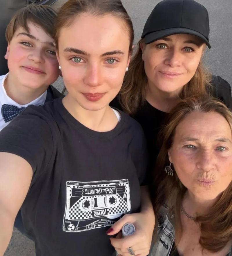 Amaya Forch junto a sus hijos con Amaro Gómez-Pablos - Créditos: Instagram