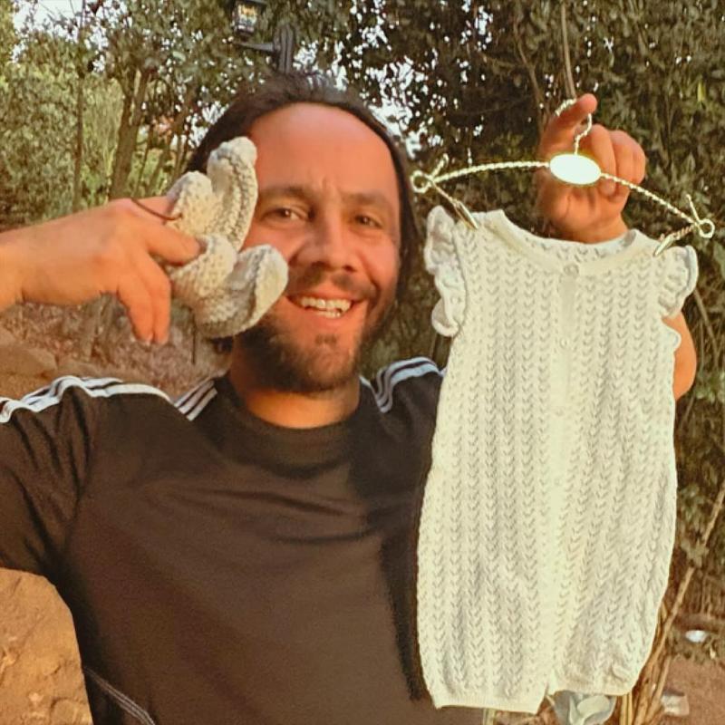 Camilo Carmona junto a uno de los regalos que ha recibido para su hija con Silvanna Gajardo - Instagram