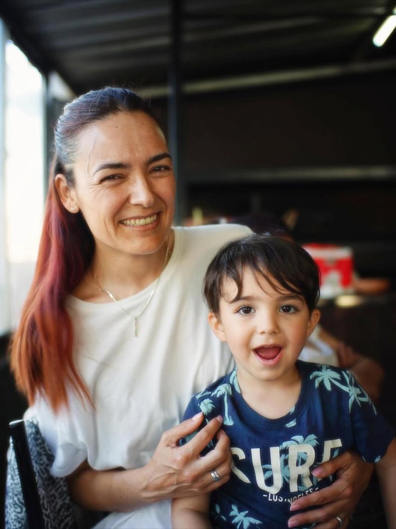 Janis Pope junto a su hijo Vitto en 2025 | Instagram