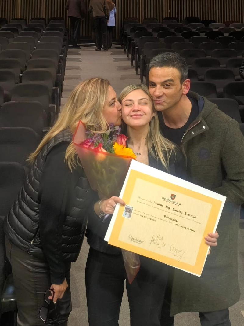 Antonia junto a sus padres durante su titulación como psicóloga | Instagram