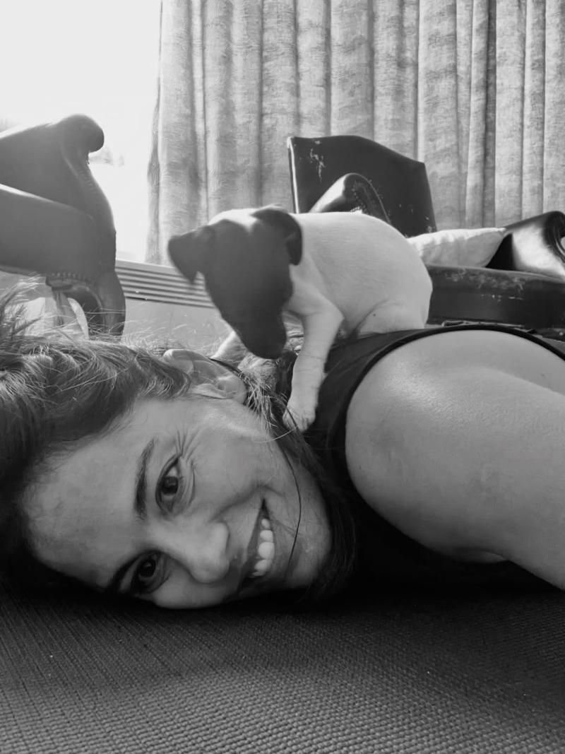 Antonia Santa María junto a su nuevo integrante de la familia, Sam | Instagram