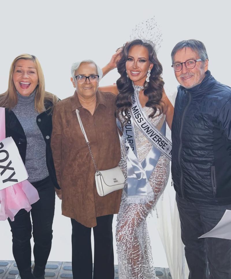 Roxy Hernández junto a sus padres | Instagram