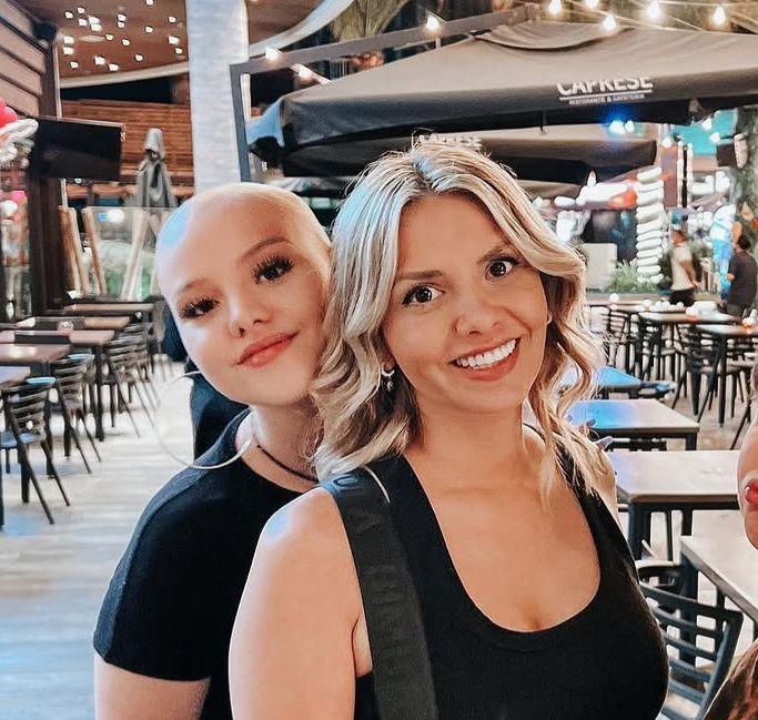 Nicole Pérez y su hija